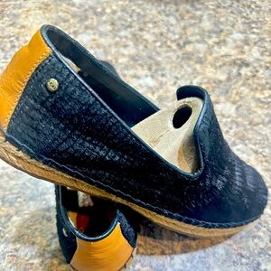 UGG W SANDRINNE CALF HAIR SCALES